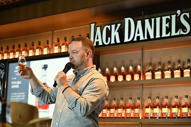 잭 다니엘스 마스터 디스틸러 '크리스 플렛처'가 서울 소재 한국브라운포맨 사내 바에서 잭 다니엘스 테네시 위스키에 대해 발표하고 있다.(한국브라운포맨 제공)