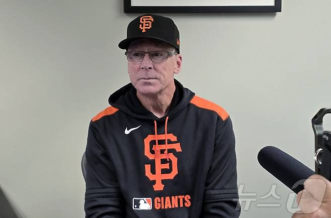 밥 멜빈 감독이 23일(현지시간)워싱턴DC 내셔널스 파크에서 열린 워싱턴 내셔널스와의 원정 3연전 첫 경기를 4대0 승리로 이끈 후 2번 타순으로 선발 출장해 승리를 이끈 이정후 선수에 대해 "외야와 타석 모두에서 판타스틱 하다＂라고 칭찬하고 있다. ⓒ News1 류정민 특파원