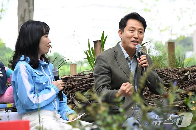 오세훈 서울시장이 24일 보라매공원에서 열린 20·30대 중심의 공공 독서모임 '힙독클럽'에 참석했다.(서울시 제공)