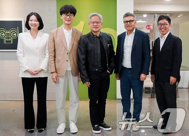 네이버는 지난 22일 엔비디아 주요 경영진과 대만 엔비디아 오피스에서 미팅을 통해 소버린AI 구축 및 대규모 AI 데이터센터 사업 확장 방안 등에 대해 논의했다고 23일 밝혔다.(네이버클라우드 제공. 재판매 및 DB 금지) 2025.5.23/뉴스1