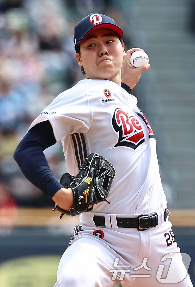 27일 서울 송파구 잠실야구장에서 열린 프로야구 '2025 신한 SOL 뱅크 KBO리그' 롯데 자이언츠와 두산 베어스의 경기, 두산 선발투수 최승용이 1회초 역투하고 있다. 2025.4.27/뉴스1 ⓒ News1 김도우 기자