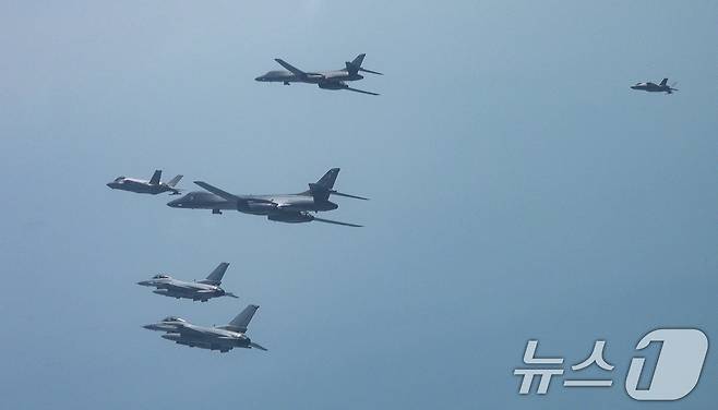 우리 공군의 F-35A, F-16, 미국의 F-16 전투기 등이 연합 공중훈련을 실시하고 있다. (국방부 제공. 재판매 및 DB 금지) 2025.4.15/뉴스1