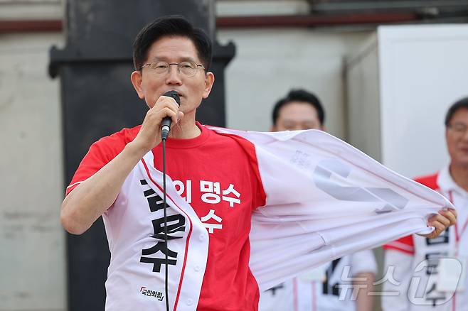 김문수 국민의힘 대통령 후보가 25일 오후 충남 서산시 중앙통 로데오거리에서 집중유세를 하던 중 "저는 방탄복을 입지 않는다"며 겉옷을 벗어 보이고 있다. (공동취재) 2025.5.25/뉴스1 ⓒ News1 김민지 기자