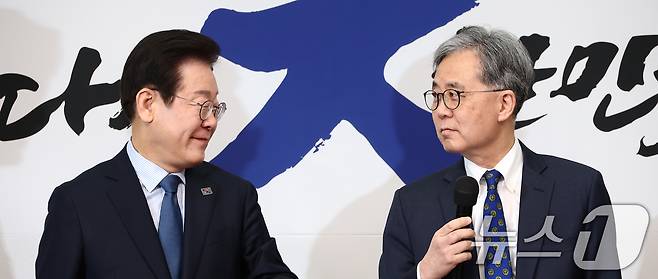 이재명 더불어민주당 대표가 7일 오전 서울 여의도 국회에서 최고위원회의에 앞서 열린 임명식에서 김현종 외교안보 보좌관의 인사말을 듣고 있다. 2025.2.7/뉴스1 ⓒ News1 김민지 기자