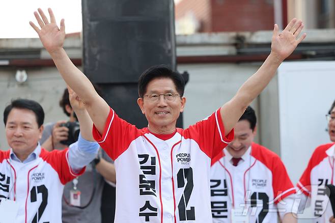김문수 국민의힘 대통령 후보가 25일 오후 충남 서산시 중앙통 로데오거리에서 집중유세를 하고 있다. (공동취재) 2025.5.25/뉴스1 ⓒ News1 김민지 기자