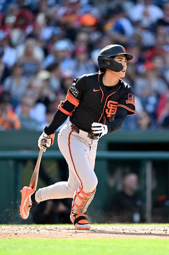 이정후가 25일(한국시간) 미국 워싱턴 DC 내셔널스 파크에서 열린 2025 메이저리그(ML) 워싱턴전 4회초 안타를 치고 타구를 바라보고 있다. 사진 | AFP 연합뉴스