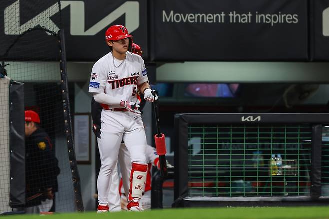 KIA 김도영이 25일 광주-기아 챔피언스 필드에서 열린 2025 KBO리그 LG전에서 1-3으로 뒤진 4회말 무사 만루에서 대타로 나서고 있다. 사진 | KIA 타이거즈