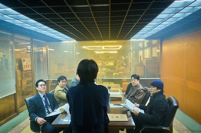 ‘나인 퍼즐’ 윤이나(김다미 분)의 브리핑을 듣고 있는 서울경찰청 수사진. 사진 | 월트디즈니 컴퍼니 코리아