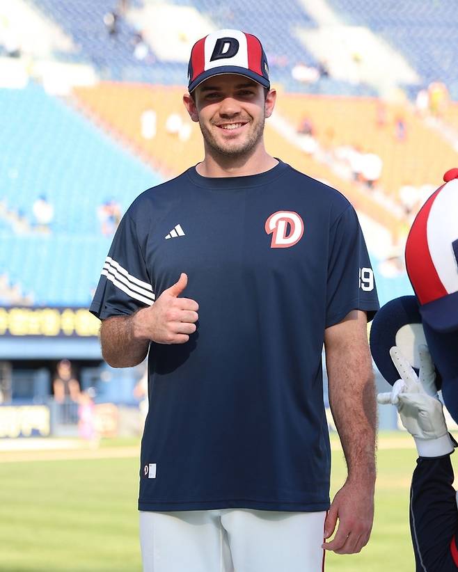 로그가 25일 잠실 NC전 경기가 끝난 후 단상에 올라 포즈를 취하고 있다. 사진 | 두산 베어스