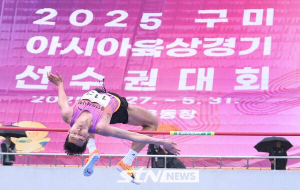 22일 경북 구미시민운동장에서 열린 2025 구미아시아육상경기선수권대회 선발대회' 높이뛰기에 출전해 2m30으로 우승한 우상혁. 사진┃강명호 기자