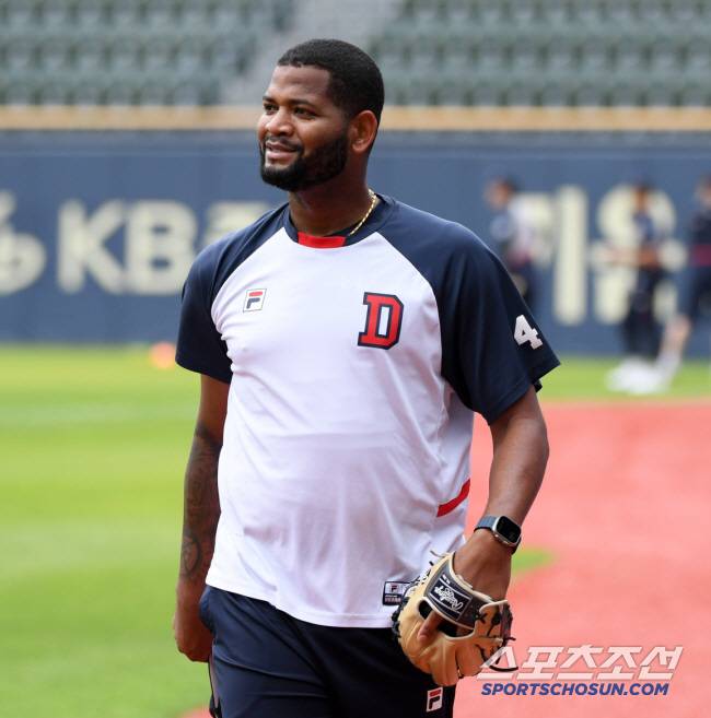 30일 잠실구장에서 열린 두산 베어스와 SSG 랜더스의 경기. 두산 알칸타라가 훈련을 마친 뒤 더그아웃으로 향하고 있다. 잠실=박재만 기자 pjm@sportschosun.com/2024.06.30/