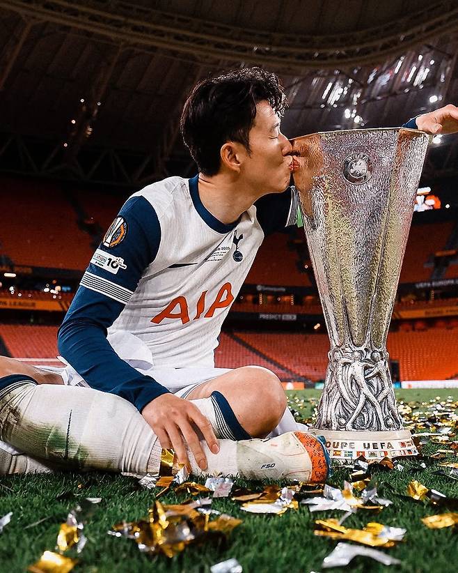 [스포츠조선 강우진 기자]유로파리그에서 우승컵을 든 손흥민이 이번 시즌 리그 마지막 경기인 브라이튼전에서 결장할 것으로 보인다. 이에 따라 8시즌 동안 쌓아왔던 리그 두 자릿수 연속 득점 기록은 사라지게 된다.

엔제 포스테코글루 토트넘 감독은 25일 2024~2025시즌 잉글랜드 프리미어리그(EPL) 브라이튼과의 최종전을 앞두고 손흥민의 결장 사실을 밝혔다. 크리스티안 로메로까지 결장이 예상되면서 토트넘의 핵심인 두 선수가 마지막 경기에서 빠지게 됐다. 이들의 결장 사유는 부상 때문이다. 사진=토트넘 SNS