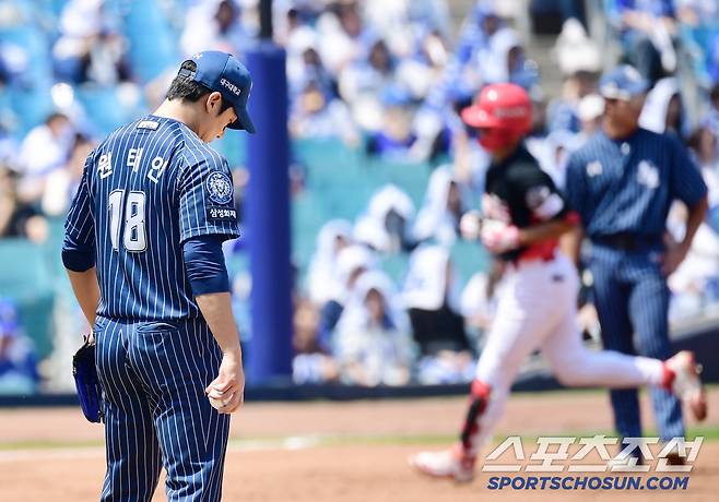 25일 대구 삼성라이온즈파크에서 열린 KBO리그 삼성과 KIA의 경기. 1회초 KIA 김도영이 삼성 원태인을 상대로 선제 솔로홈런을 날렸다. 김도영에게 홈런 허용한 원태인. 대구=송정헌 기자songs@sportschosun.com/2025.05.25/