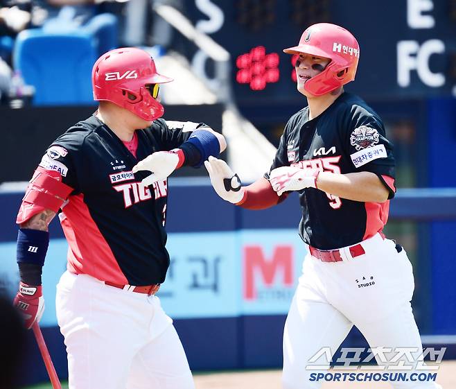 25일 대구 삼성라이온즈파크에서 열린 KBO리그 삼성과 KIA의 경기. 1회초 KIA 김도영이 삼성 원태인을 상대로 선제 솔로홈런을 날렸다. 하이파이브 나누고 있는 김도영. 대구=송정헌 기자songs@sportschosun.com/2025.05.25/