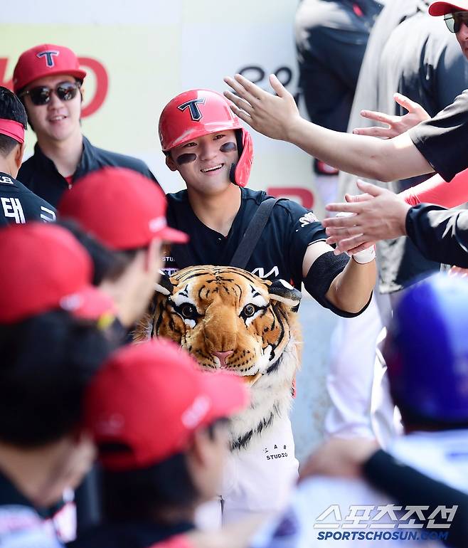 25일 대구 삼성라이온즈파크에서 열린 KBO리그 삼성과 KIA의 경기. 1회초 KIA 김도영이 삼성 원태인을 상대로 선제 솔로홈런을 날렸다. 더그아웃에서 동료들의 축하를 받고 있는 김도영. 대구=송정헌 기자songs@sportschosun.com/2025.05.25/