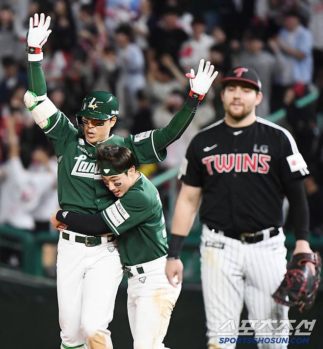 24일 인천 SSG랜더스필드에서 열린 LG-SSG전. 9회말 1사 1, 2루 한유섬이 끝내기 안타를 친 후 최지훈과 함께 환호하고 있다. 인천=정재근 기자 cjg@sportschosun.com/2025.5.24/