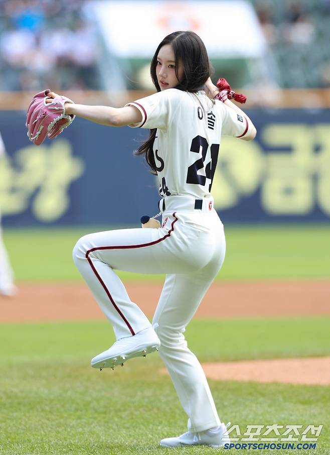 걸그룹 키키(KiiiKiii) 멤버 이솔은 두산 베어스 유니폼을 입고 시구를 위해 잠실구장을 찾았다. <사진 제공=두산 베어스>