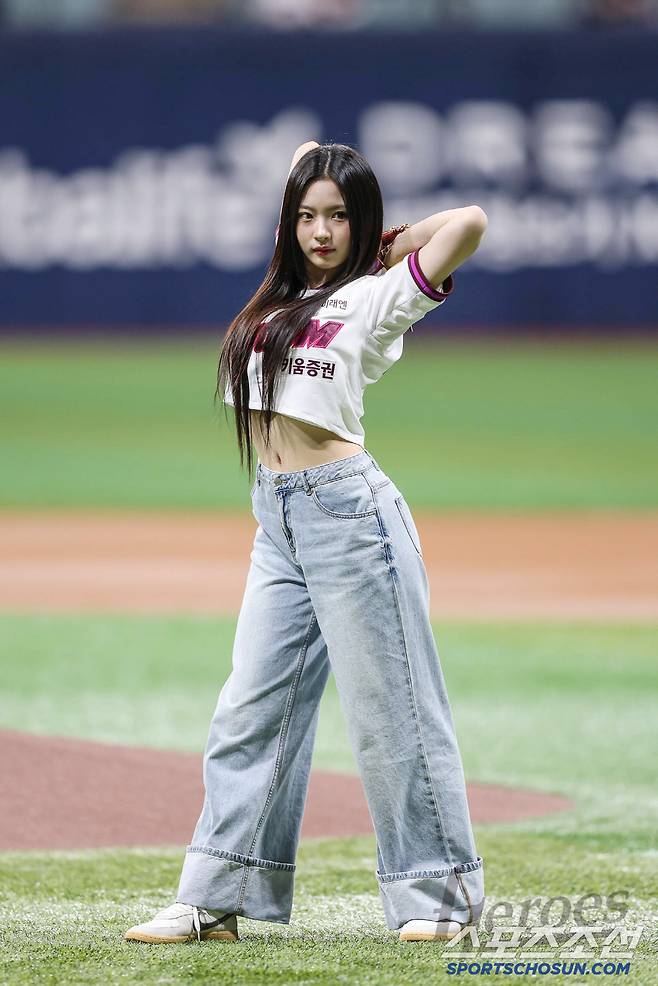 걸그룹 키키(KiiiKiii) 멤버 키야가 키움 히어로즈 유니폼을 입고 고척돔을 찾아 시구를 했다. <사진제공=키움>