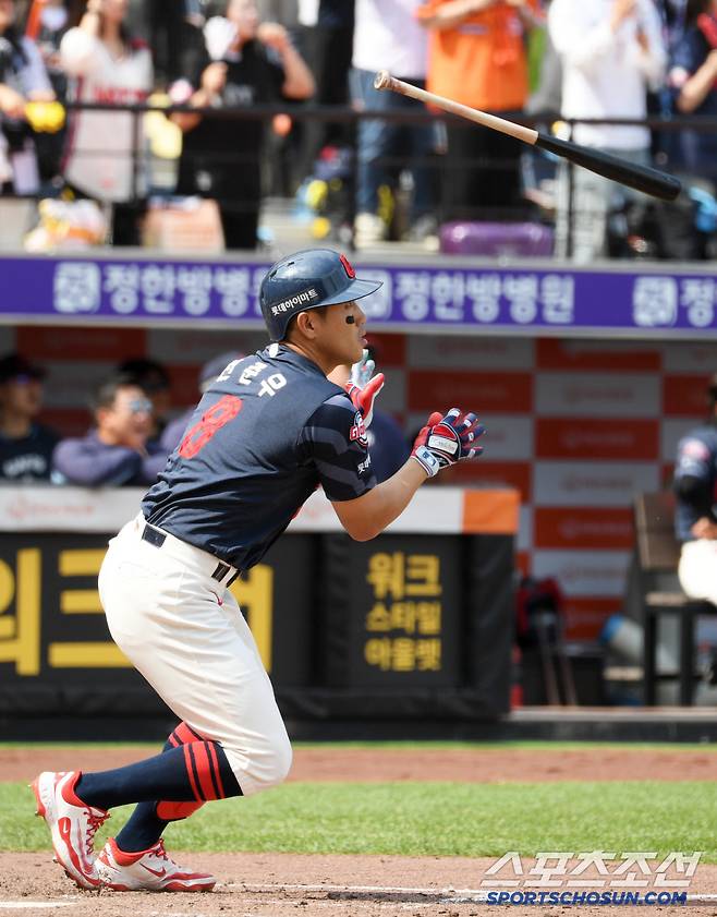 25일 대전 한화생명볼파크에서 열린 한화 이글스와 롯데 자이언츠의 경기. 5회 2사 1,3루 롯데 전준우가 적시타를 날린 뒤 환호하고 있다. 대전=박재만 기자 pjm@sportschosun.com/2025.05.25/