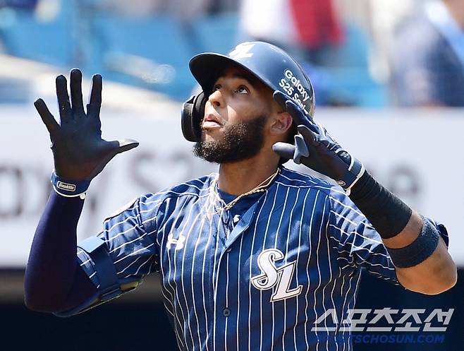 25일 대구 삼성라이온즈파크에서 열린 KBO리그 삼성과 KIA의 경기. 1회말 삼성 디아즈가 KIA 선발 윤영철을 상대로 투런 홈런을 날렸다. 세리머니를 펼치는 디아즈. 대구=송정헌 기자songs@sportschosun.com/2025.05.25/