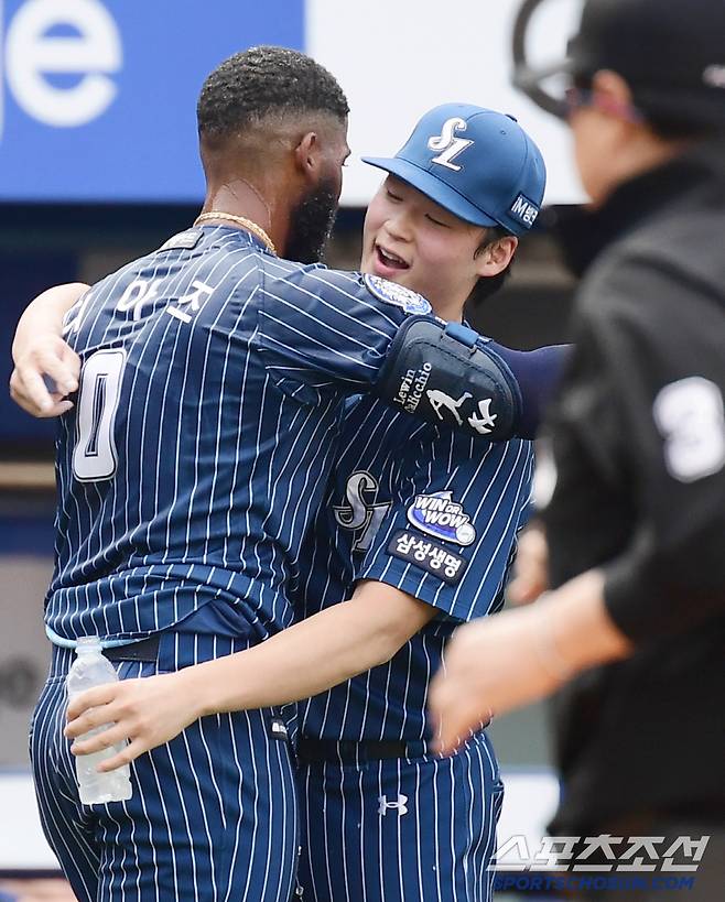 이호성과 기쁨을 나누는 디아즈.