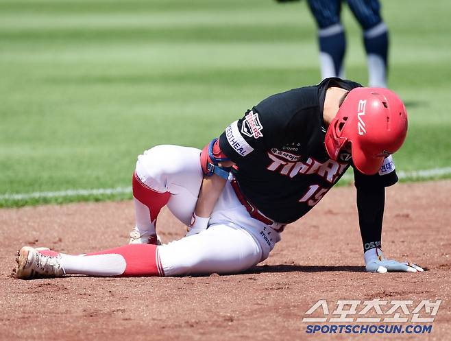 25일 대구 삼성라이온즈파크에서 열린 KBO리그 삼성과 KIA의 경기. 3회 내야땅볼 타구 후 1루를 향해 달리던 박정우가 햄스트링 부상을 당했다. 고통스러워하는 박정우. 대구=송정헌 기자songs@sportschosun.com/2025.05.25/