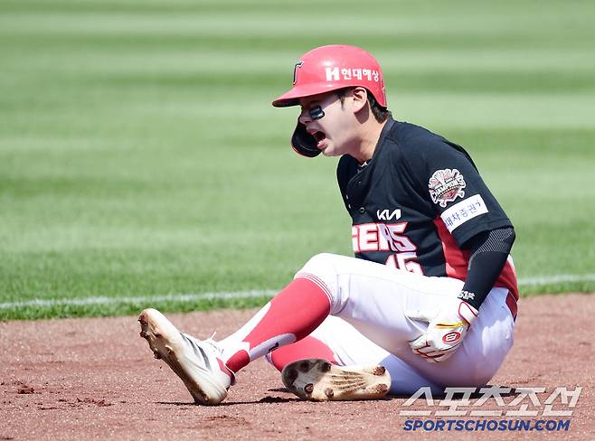 25일 대구 삼성라이온즈파크에서 열린 KBO리그 삼성과 KIA의 경기. 3회 내야땅볼 타구 후 1루를 향해 달리던 박정우가 햄스트링 부상을 당했다. 고통스러워하는 박정우. 대구=송정헌 기자songs@sportschosun.com/2025.05.25/