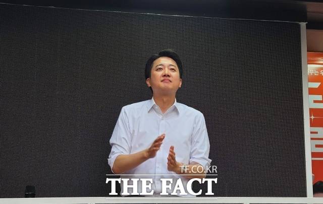 그는 이재명 후보가 TV토론 과정에서 '호텔경제학'을 설명하며 '루카스 자이제'를 언급한 점도 문제 삼았다. /성남=서다빈 기자