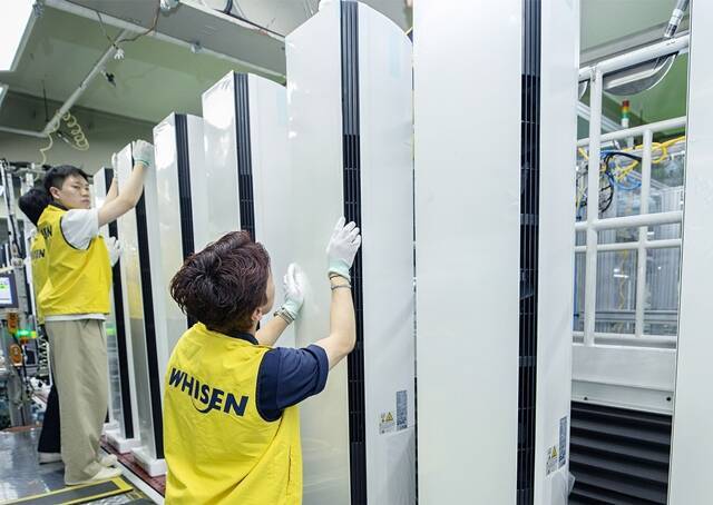 LG전자 직원들이 경남 창원 에어컨 생산라인에서 스탠드 에어컨을 생산하고 있다. /LG전자