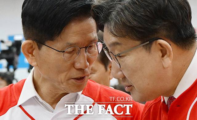 권성동 국민의힘 원내대표가 이재명 더불어민주당 대선 후보를 향해 "시흥 유세에서 '거북섬 웨이브파크' 유치를 자화자찬했지만, 오늘날 거북섬은 이재명식 호텔경제학 실패를 생생하게 보여주는 사례"라고 말했다. 권 원내대표(오른쪽)와 김문수 국민의힘 대통령 후보(왼쪽)가 지난 13일 대구 수성구 국민의힘 대구시당에서 열린 대구경북 선대위 출정식 및 임명장 수여식에서 대화하고 있다. /대구=임영무 기자