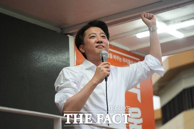 이준석 개혁신당 대선 후보가 "제가 대통령이 되면 '대한민국 세일즈'를 영어로 할 수 있다"며 본인의 경쟁력을 부각했다. 이 후보가 16일 오후 충남 천안시 천안중앙시장 유세에서 연설을 하고 있다. /개혁신당