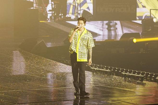 가수 박재범이 24일 오후 서울 송파구 방이동 올림픽핸드볼경기장에서 열린 '2025 제이팍 월드투어 세레나데즈 앤 바디롤즈 인 서울'에서 노래를 부르고 있다. 모어비전