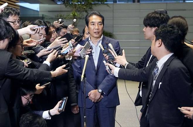 20일 에토 다쿠 일본 전 농림수산성 장관이 기자회견을 갖고 있다. 그는 일본 내 쌀가격 급등으로 민심이 악화된 상황에서 본인 집에는 쌀이 남아돈다는 실언을 해 결국 경질됐다. 로이터연합뉴스