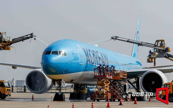 24일 인천 중구 대한항공 항공기 정비고에서 대한항공 관계자들이 새로운 CI가 적용된 항공기 동체를 세척하고 있다. 2025.4.24. 강진형 기자