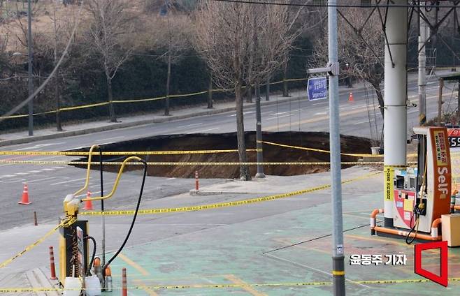 지난 24일 서울 강동구 대명초등학교 인근 사거리에서 4개차로에 걸친 '대형 싱크홀(땅꺼짐)' 이 발생했다. 25일 사고 현장 주변이 통제되고 있다. 싱크홀에는 승용차 1대와 오토바이 1대가 빠졌으며, 승용차 탑승자 1명은 인근 병원으로 이송됐다. 현재 싱크홀 아래에는 오토바이 운전자 1명이 매몰돼 있다. 깊이는 30m로 추정된다. 2025. 03. 25 윤동주 기자