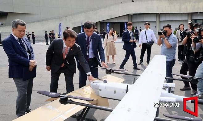 지난 14일 서울 강서구 코엑스 마곡에서 열린 드론산업 얼라이언스 창립총회에 참석한 박상우 국토교통부 장관이 전시중인 방산 드론을 살펴보고 있다. 윤동주 기자