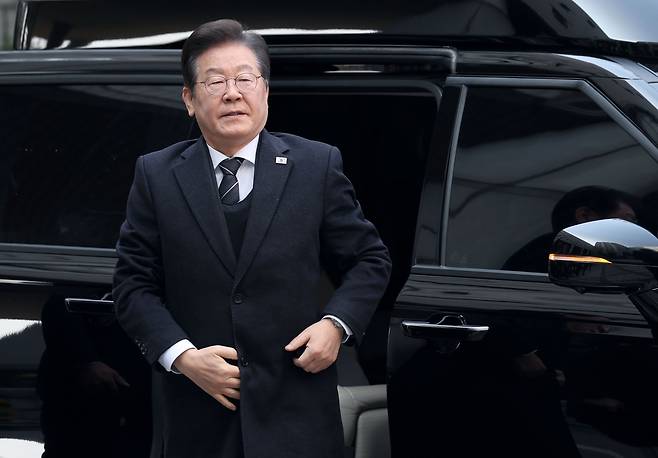 이재명 더불어민주당 대표가 조기 대선이 가시화된 4월 1일 서울중앙지방법원에서 열린 대장동 배임 및 성남FC 뇌물 의혹 공판에 출석하고 있다. 이날 처음으로 공식석상에 방탄조끼를 입고 등장했다. /뉴시스