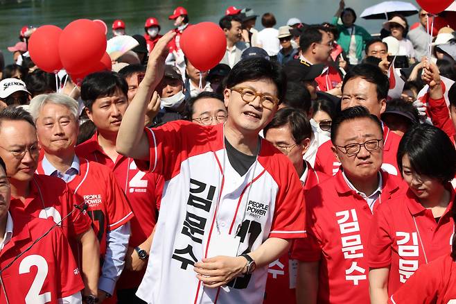한동훈 전 국민의힘 대표가 25일 서울 송파구 석촌호수에서 김문수 국민의힘 대선 후보 지지를 호소하고 있다. /뉴시스