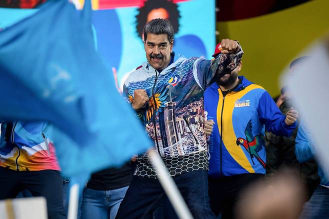 /EPA 연합뉴스니콜라스 마두로 베네수엘라 대통령이 총선과 지방선거를 사흘 앞둔 22일 수도 카라카스에서 유세에 나서 투표를 호소하고 있다. 베네수엘라에서는 25일 국회의원 285명과 주지사 24명, 지방의원 260명을 뽑는 총선거 및 지방선거가 열린다.