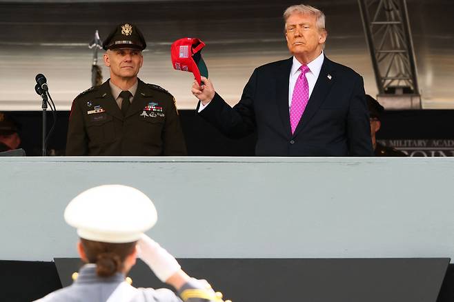 도널드 트럼프 미국 대통령이 웨스트포인트 육군사관학교 졸업식에서 연설을 마친 후 졸업생들로부터 경례를 받고 있다. /AFP연합뉴스