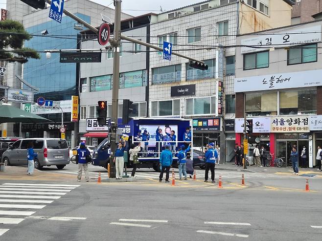 2025년 5월 25일 경북 영주의 한 사거리에서 이재명 더불어민주당 대선 후보 지원 유세 차량이 멈춰 있다. /박숙현 기자