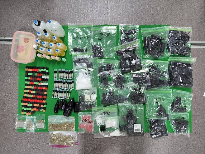 2023년 3월 30일 서울경찰청 마약수사대가 텔레그램을 통해 주문해서 거래한 마약을 압수해 공개했다. 왼쪽 맨 아래부터 반시계방향으로 대마초, 합성대마초, 야바, 필로폰(아이스라고 적힌 것), 케타민(케이라고 적힌 것), 튜브에 소분된 필로폰,  대마액상(약통에 들어있는 것), 합성대마액상(밀폐용기에 들어있는 것)이고 우측에 검은 절연테이프로 감긴 것은 합성대마, 필로폰, 야바, 케타민. LSD, 엑스터시, 대마를 판매하기 전 포장해놓은 것등이다. / 서울경찰청 마약수사대