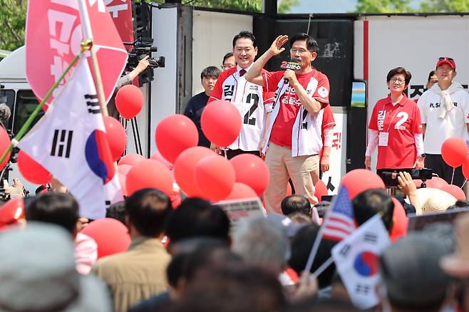 국민의힘 김문수 대선 후보가 25일 충남 보령시 대천역 광장에서 장동혁 의원과 집중 유세를 하고 있다. /연합뉴스