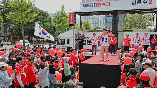 충남 논산 홈플러스 앞에서 유세 중인 김문수 국민의힘 대선 후보. 김영태 기자