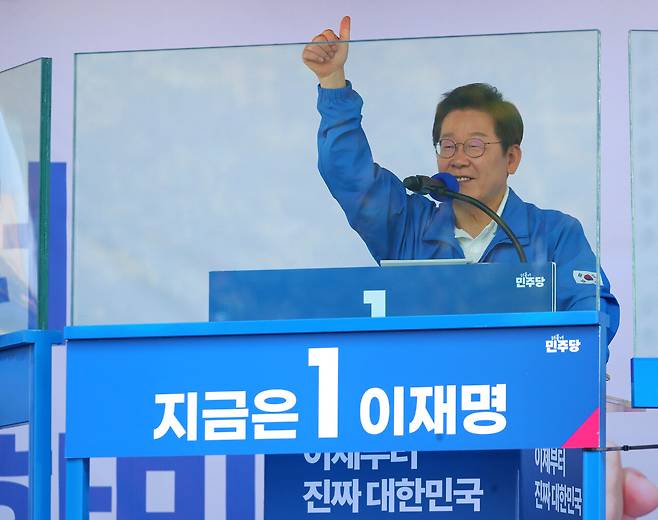 이재명 더불어민주당 후보가 25일 오후 충남 당진 유세 현장에서 발언하고 있다. 김영태 기자