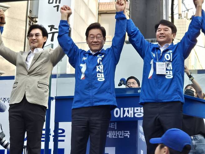 민주당 이재명 대선 후보가 25일 충남 천안시 신부문화거리를 찾아&nbsp; 지지를 호소하고 있다. 박하늘 기자