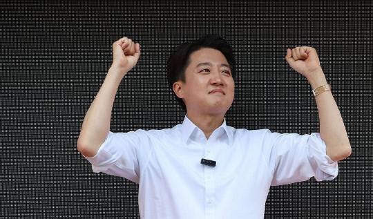 개혁신당 이준석 대선후보가 25일 서울 종로구 종묘 인근 서순라길에서 거리 유세를 하고 있다. 연합뉴스