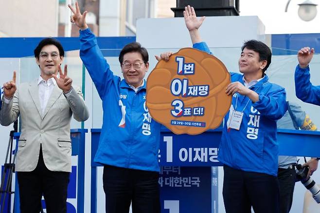 이재명 더불어민주당 대선 후보가 25일 충남 천안시 동남구 천안 신부문화거리에서 열린 유세에서 시민들에게 투표를 독려하고 있다. ⓒ뉴시스