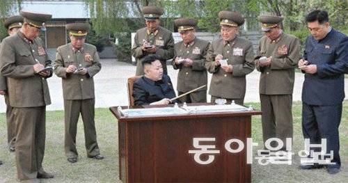 2013년 5월 평양 미림승마장 공사 현장을 방문한 김정은이 설계도를 펼쳐놓고 군 건설 관계자들을 질책하고 있다. 동아일보DB