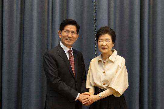 김문수 국민의힘 제21대 대선후보가 5워24일 밤 대구 달성군 사저를 예방해 박근혜 전 대통령을 만나고 있다.<국민의힘 제공 사진·연합뉴스>